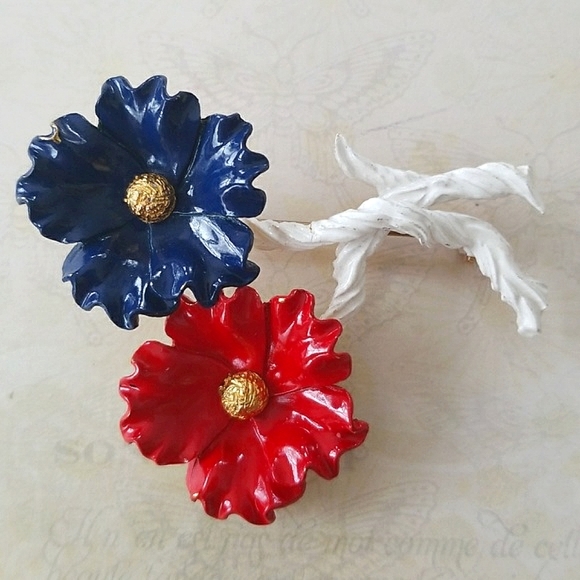 Vintage Mid Century Red White and Blue Enamel Flower Brooch - Picture 3 of 9